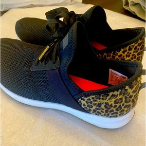 New Balance Black & Cheetah print tennis shoe
